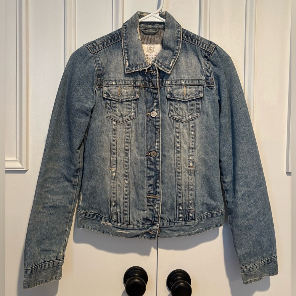 ABERCROMBIE- Vintage Trucker Denim Jacket. Y2K.
Sweater Lined. Junior/Kids L